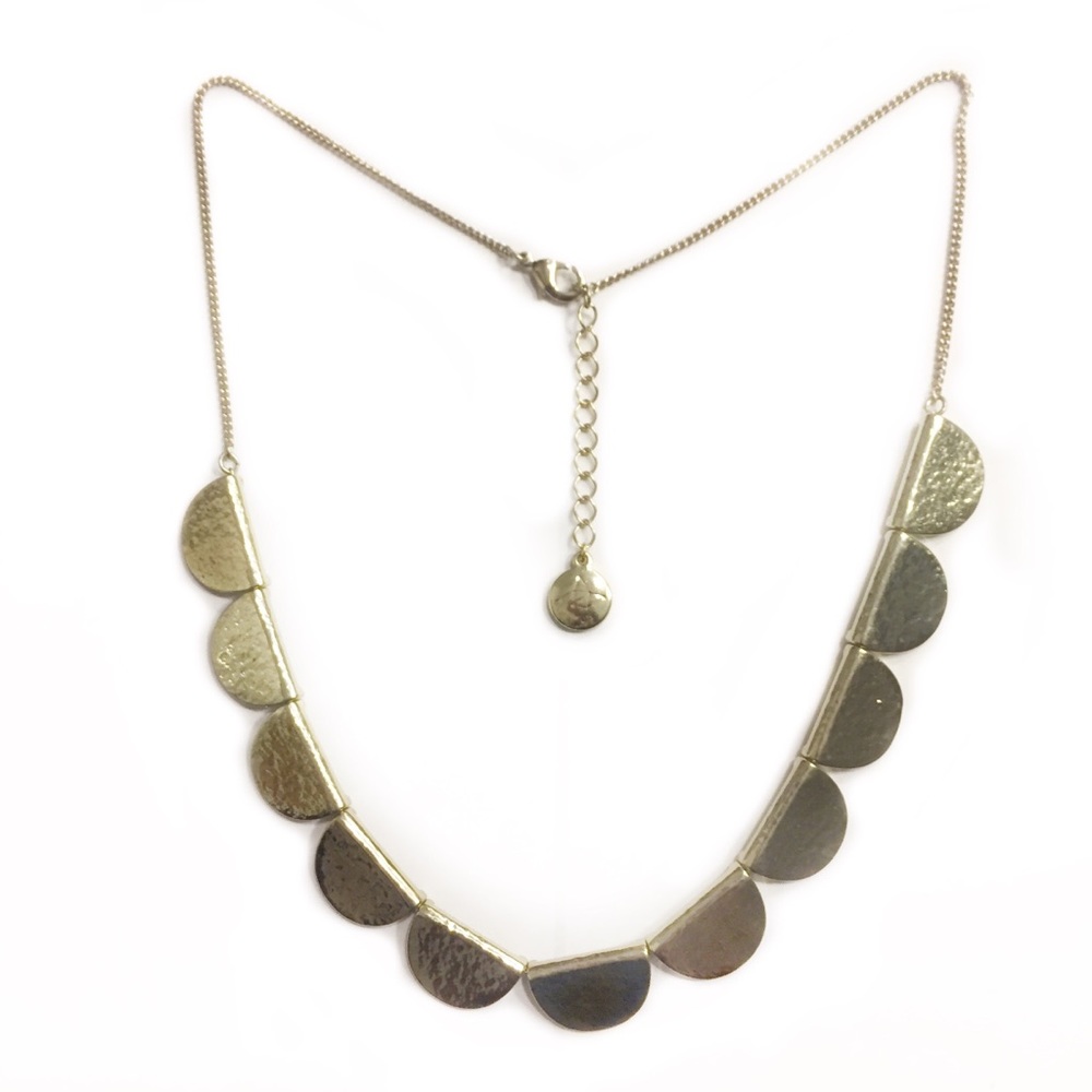 BCBGENERATION NECKLACE GOLD TONED SCALLOPED